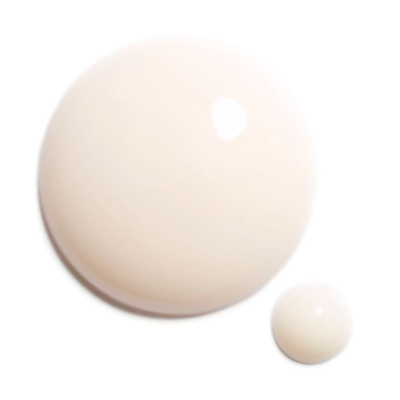 SUBLIMAGE-L’ESSENCE-LUMIERE-Tratamiento-40-ML-CHANEL-textura