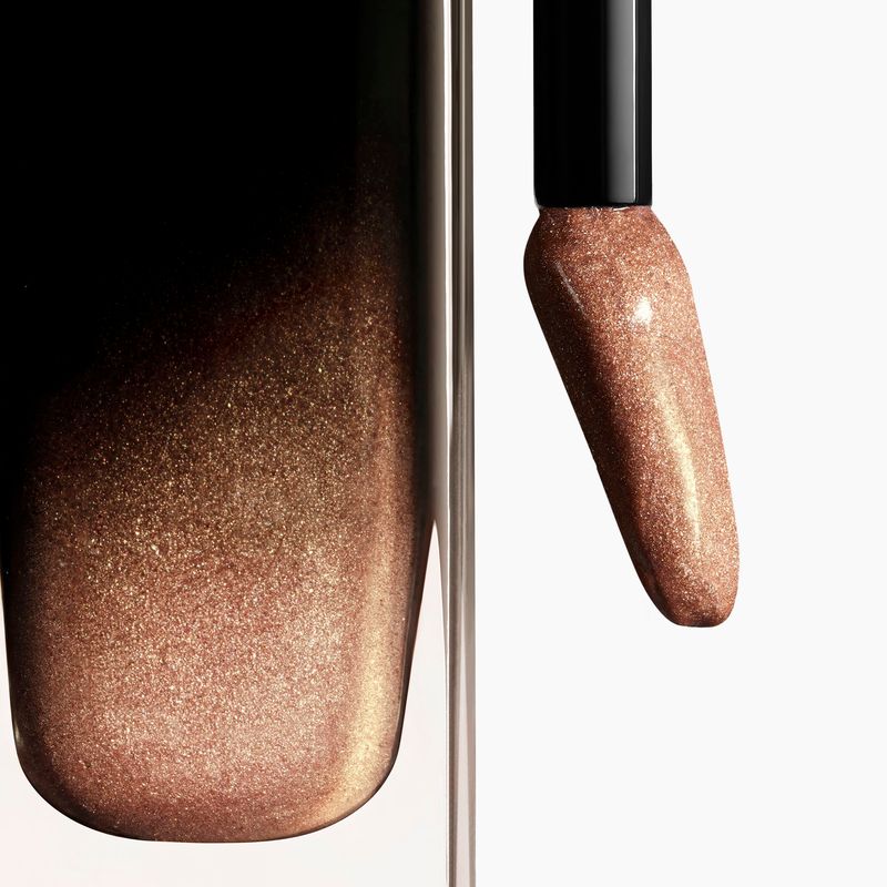 3145891650907_CHANEL_ROUGE_ALLURE_LAQUE_LA_BARRA_DE_LABIOS_LIQUIDA_BRILLANTE_DE_LARGA_DURACION_90_GOLDEN_BEIGE_5.5ML_alternativa